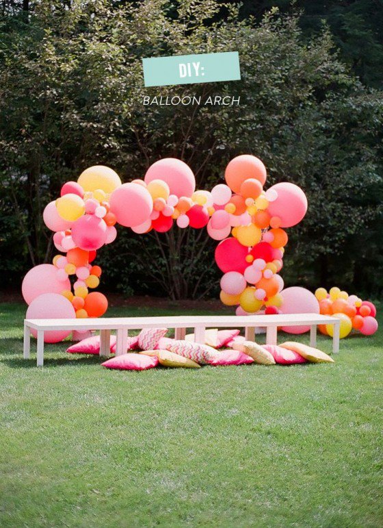 Aqui balões de vários tamanhos e em 3 cores, formaram um arco lindo! Via Style me pretty