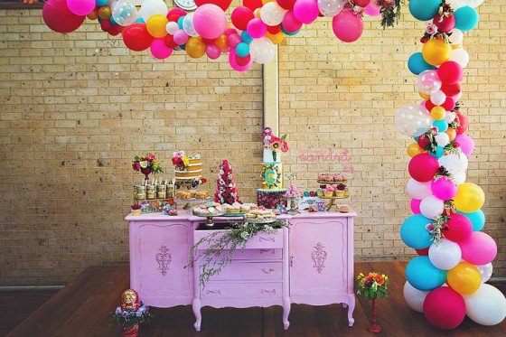 Balões de vários tamanhos e cores, com flores no meio e um formato diferente, coloriu a mesa! Via Oh Its Perfect