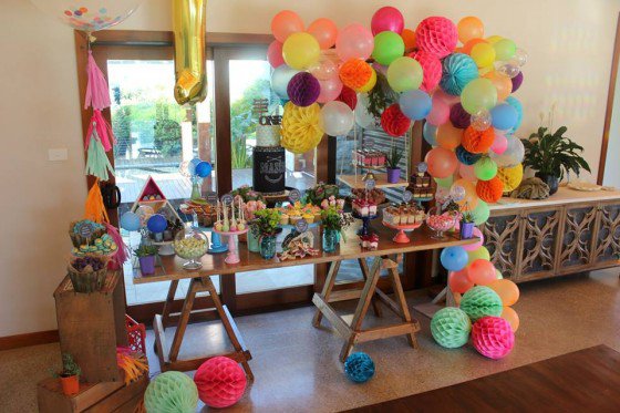Aqui, balões de látex e de papel misturados. Via Rainbow and Lollipops